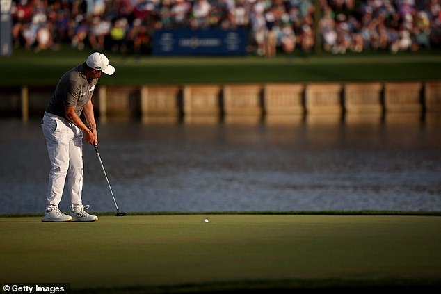 Мэтт Фитцпатрик наносит удар по 17-му грину во время третьего раунда Players Championship.