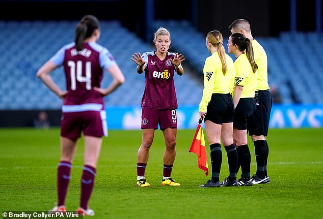 Нужен ли WSL VAR?  Игроки «Астон Виллы» в ярости после того, как «Арсенал» забил спорный гол, судья пропустил офсайд и сыграл рукой, прежде чем Стина Блэкстениус нашла ворота