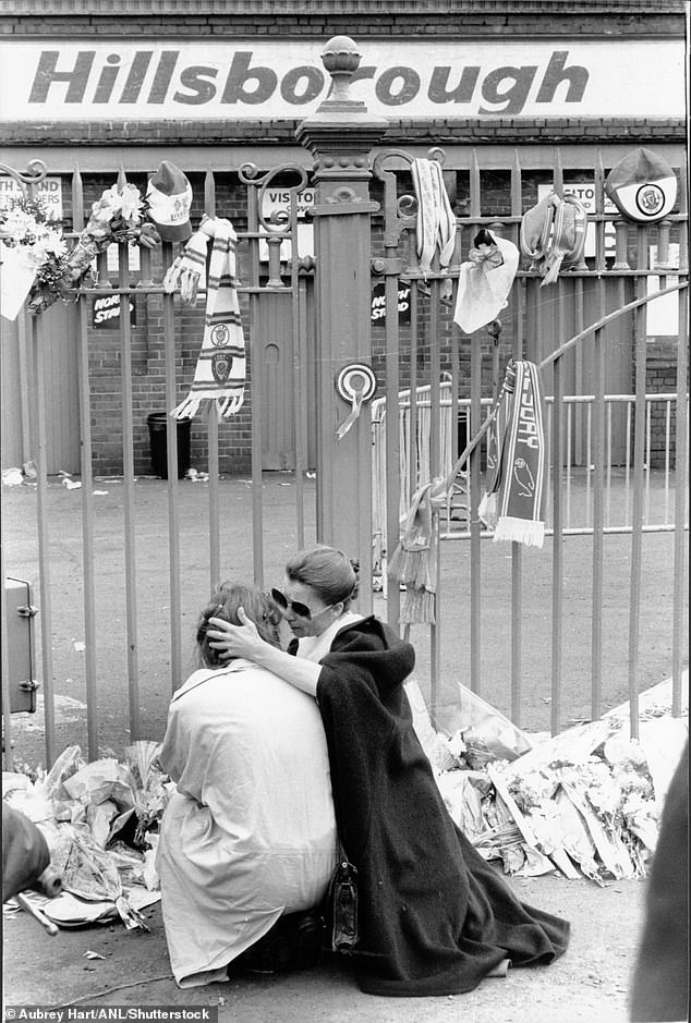 Цветочные дани на стадионе Leppings Lane End Gates Of Hillsborough в Шеффилде, 16 апреля 1989 года.