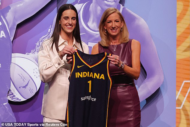 В конце концов, Кларк был выбран под первым номером командой Indiana Fever на драфте этого года.