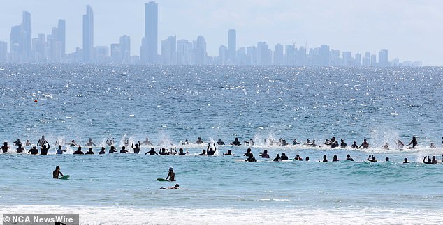 Сотни людей (на фото) собрались в клубе серфинга Greenmount Beach на Золотом побережье, чтобы отпраздновать жизнь Эда Фаннинга.