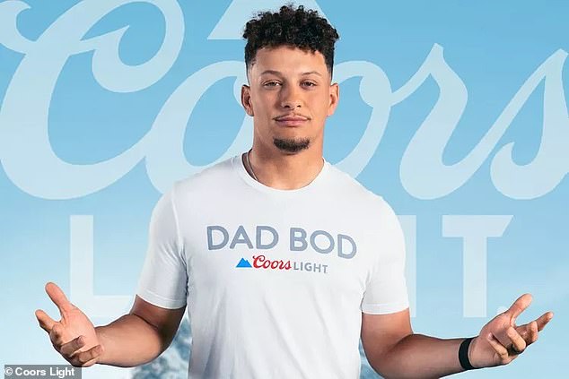 Патрик Махоумс поддерживает свой имидж «Dad Bod», выпустив веселую футболку Coors Light из шести кубиков на благотворительность – после того, как звезда «Чифс» пошутила, что его мягкая талия ИДЕАЛЬНА для НФЛ.