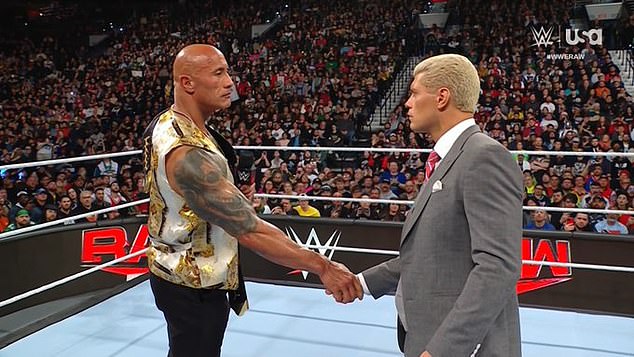 Поклонники WWE высоко оценили промо The Rock на RAW после того, как WrestleMania сказала Финальному боссу «заткнись», и «это неловко», когда он бросает вызов Коди Роудсу… но голливудская звезда настроена на это. ЕЩЕ ОДИН перерыв в борьбе