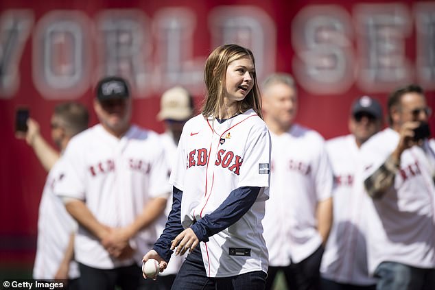 Тим и Стейси Уэйкфилд удостоены чести от Boston Red Sox, когда дочь Брианна бросает первую подачу на открытии дома в Фенуэй-парке в эмоциональных сценах — через несколько месяцев после того, как оба ее родителя умерли от рака