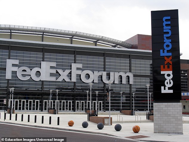 Выстрелы раздались возле форума FedEx Forum команды «Мемфис Гриззлис» во время игры против «Детройт Пистонс»… когда полиция арестовала одного человека в связи с предполагаемой стрельбой, в ходе которой подозреваемый «целился в человека и промахнулся»