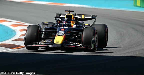 Голландский гонщик Red Bull Racing Макс Ферстаппен участвует в квалификационной сессии Гран-при Формулы-1 в Майами 2024 года на международном автодроме Майами в Майами-Гарденс, Флорида, 4 мая 2024 года. (Фото Джима УОТСОНА/AFP) (Фото JIM WATSON/ AFP через Getty Images)