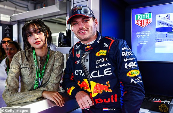 МАЙАМИ, ФЛОРИДА - 5 МАЯ: Макс Ферстаппен из Нидерландов и Oracle Red Bull Racing позирует для фото с Лизой в гараже перед Гран-при Формулы-1 в Майами на Международном автодроме Майами 5 мая 2024 года в Майами, Флорида.  (Фото Марка Томпсона/Getty Images)