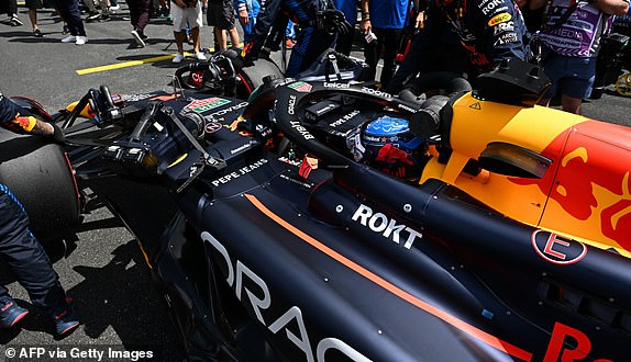 Голландский гонщик Red Bull Racing Макс Ферстаппен занимает позицию для участия в Гран-при Формулы-1 в Майами 2024 года на международном автодроме Майами в Майами-Гарденс, Флорида, 5 мая 2024 года. (Фото Джорджио Виера / AFP) (Фото GIORGIO VIERA / AFP) через Getty Images)