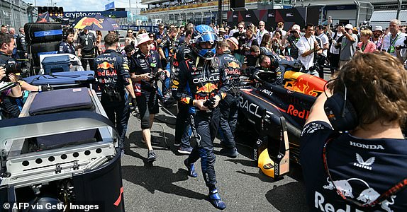 Голландский гонщик Red Bull Racing Макс Ферстаппен прибывает на стартовую решетку Гран-при Формулы-1 в Майами 2024 года на международном автодроме Майами в Майами-Гарденс, Флорида, 5 мая 2024 года. (Фото Джима УОТСОНА / AFP) (Фото JIM WATSON / AFP) через Getty Images)