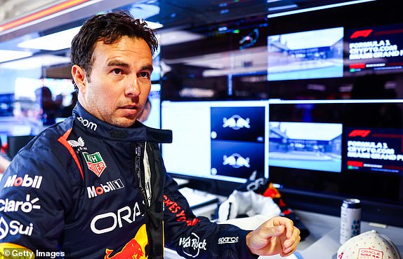 МАЙАМИ, ФЛОРИДА - 5 МАЯ: Серхио Перес из Мексики и Oracle Red Bull Racing готовится к поездке в гараже перед Гран-при Формулы-1 в Майами на Международном автодроме Майами 5 мая 2024 года в Майами, Флорида.  (Фото Марка Томпсона/Getty Images)