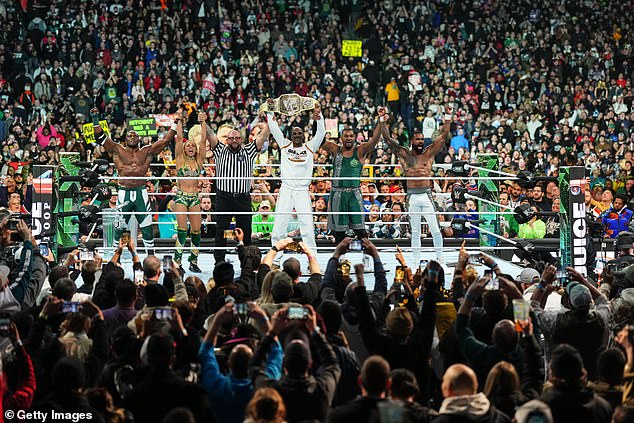 The Street Profits одержали победу на Wrestlemania 40 с помощью Снуп Догга (в центре)