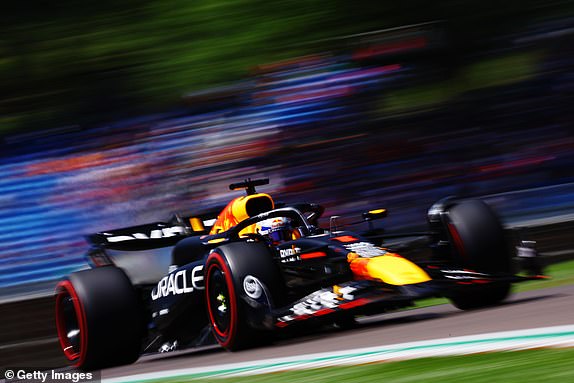 ИМОЛА, ИТАЛИЯ - 18 МАЯ: Макс Ферстаппен из Нидерландов за рулем (1) Oracle Red Bull Racing RB20 на трассе во время финальной тренировки перед Гран-при Формулы-1 в Эмилии-Романье на автодроме Энцо и Дино Феррари 18 мая 2024 года в Имола, Италия.  (Фото Марка Томпсона/Getty Images)