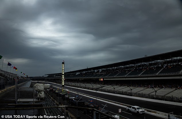 Общий вид во время задержки из-за дождя на 108-м этапе Indycar Series Indianapolis 500.