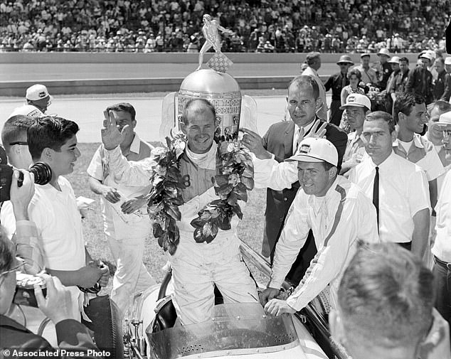 Джонс празднует свою победу в Инди 500 перед призом Borg-Warner Trophy в 1963 году.