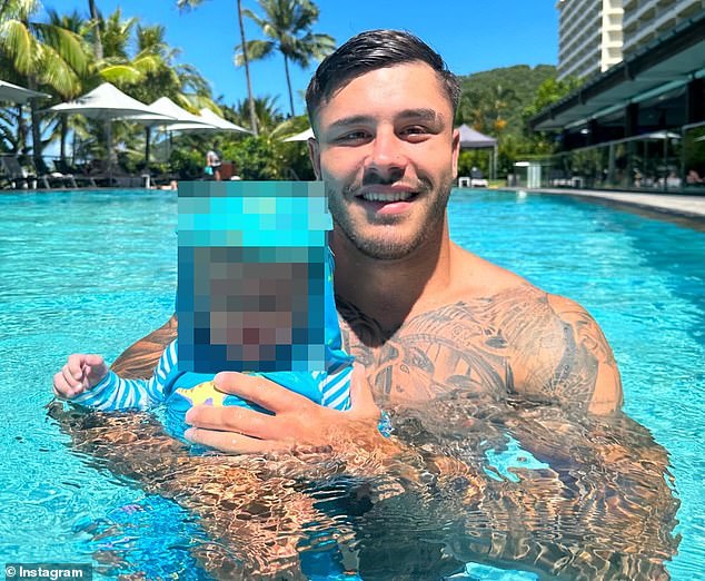 Сообщается, что официальные лица Cronulla Juniors не знали о татуировках, пока фотография не стала вирусной в социальных сетях.