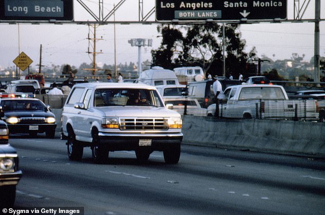 Белый Ford Bronco, которым управляет Эл Коулингс, перевозит беглого подозреваемого в убийстве О. Дж. Симпсона.