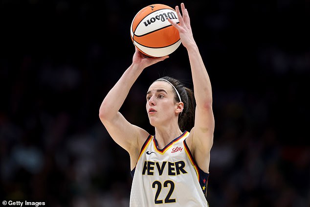 Кейтлин Кларк жестоко остановлена ​​товарищем по команде Indiana Fever Алией Бостоном на пресс-конференции после неловкого обмена репликами с журналистами