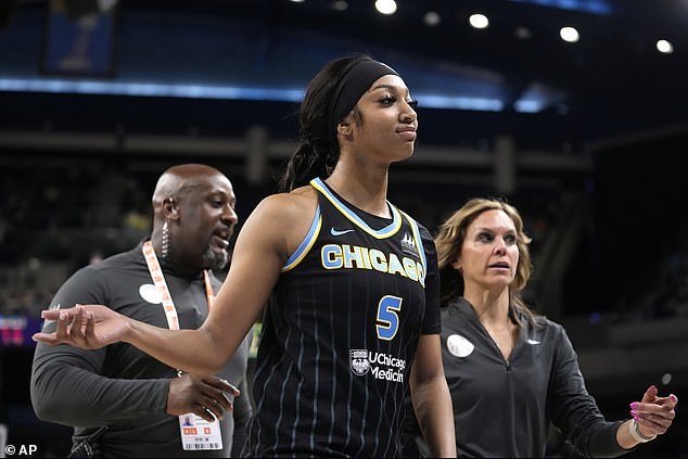 WNBA отменила один из фолов Энджела Риза после того, как звезда Chicago Sky был удален за двойную технику