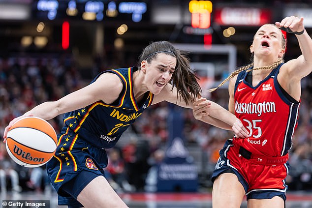 Кейтлин Кларк из Indiana Fever обыгрывает Джули Ванлоо из Washington Mystics