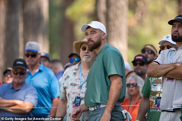 Трэвис Келси (справа) и его отец Эд Келси во время чемпионата ACC Celebrity Golf Championship