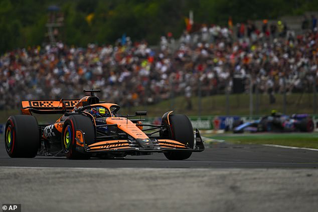 Норрис финишировал всего в 0,044 секундах от своего товарища по команде McLaren Оскара Пиастри.