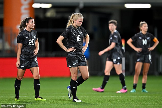 Футболисты «Football Ferns» (на фото) заметили беспилотник, летающий над их тренировкой в ​​понедельник.