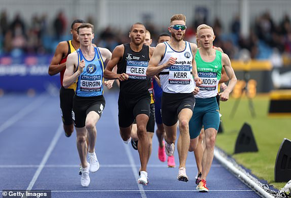 МАНЧЕСТЕР, АНГЛИЯ - 30 ИЮНЯ: Эллиот Джайлс из команды Birchfield Harriers и Джош Керр из команды Edinburgh AC соревнуются в финальном забеге на 800 метров среди мужчин во второй день чемпионата Великобритании по легкой атлетике 2024 года на Manchester Regional Arena 30 июня 2024 года в Манчестере, Англия. (Фото Гэри Окли/Getty Images)