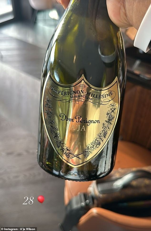 Она также поделилась фотографией бутылки Dom Perignon с гравировкой, на которой изображены ее инициалы.