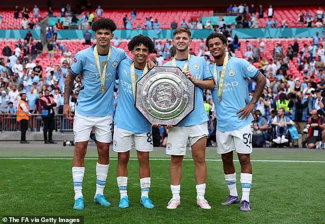 Бобб (справа) на фото позирует с медалью Community Shield рядом (слева направо) Нико О'Рейли, Рико Льюисом и Джеймсом МакЭти.