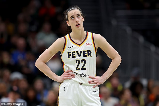 Фанаты WNBA нападают на товарищей по команде Кейтлин Кларк по Fever, утверждая, что суперзвезде «приходится все делать самой»