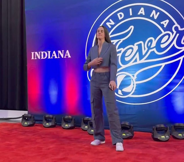 Кейтлин Кларк получает КРАСНУЮ ДОРОВУЮ ДОРОГУ от Indiana Fever, так как команда WNBA вносит существенные изменения в состав игроков после перерыва в середине сезона