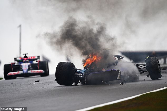 Логан Сарджент выжил в УЖАСНОЙ аварии в Нидерландах: гонщик Williams был вынужден выпрыгнуть из своей горящей машины после того, как она загорелась на тренировке перед Гран-при Нидерландов