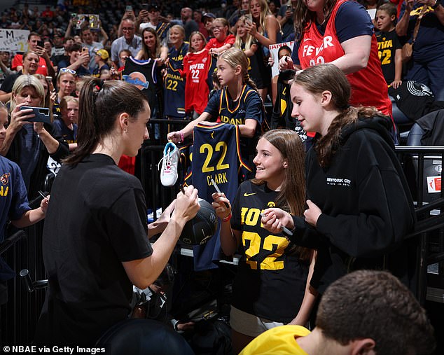 Кларк привлекла к себе внимание всей страны, блистая в WNBA в своем дебютном сезоне