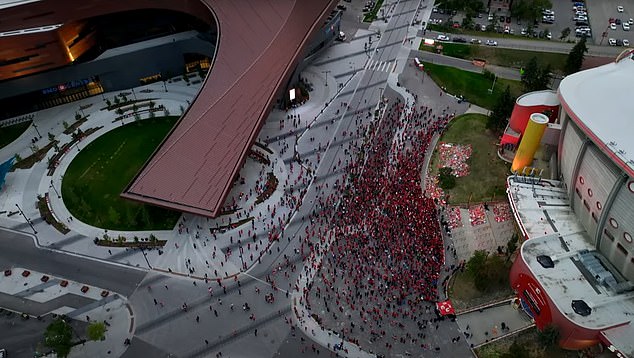 Большое количество сторонников заполнило Scotiabank Saddledome в среду вечером