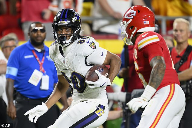 Baltimore Ravens тайт-энд Айзея Лайкли (80) проходит мимо Kansas City Chiefs сейфти Брайана Кука