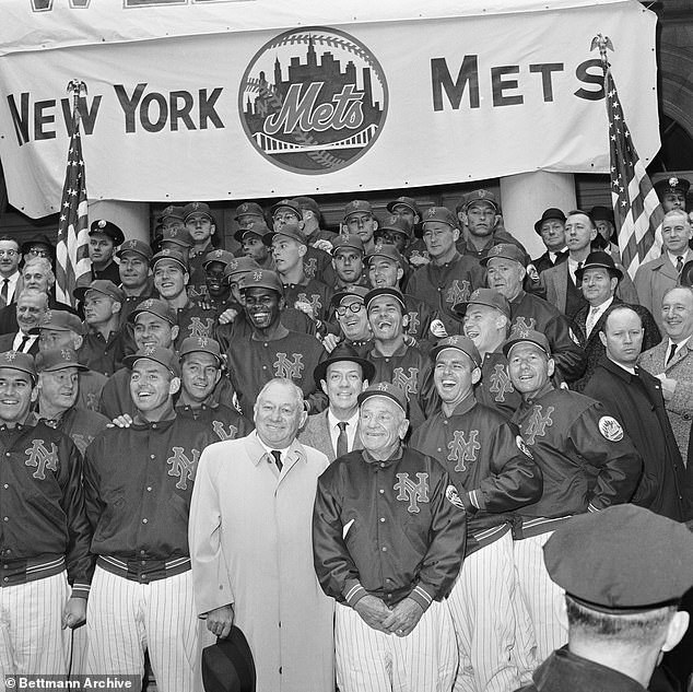 Расширение Mets 1962 года изображено позади менеджера Кейси Стенгеля и генерального менеджера Джорджа Вайса.