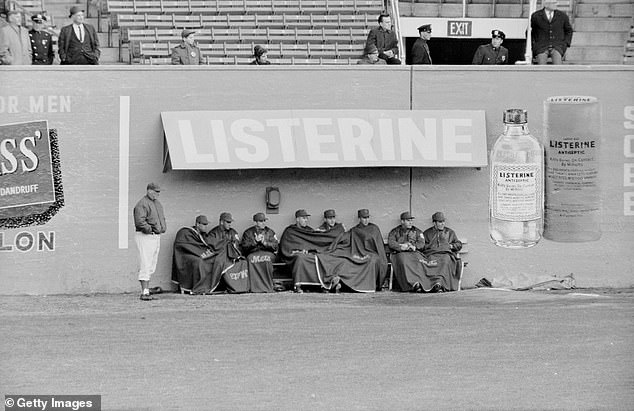 Питчеры Mets 1962 года остаются в тепле на стадионе Polo Grounds, где КПЗ находился на ярмарочной территории.