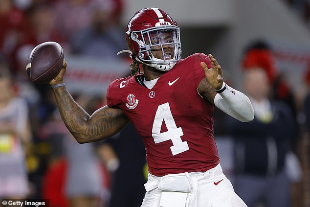 Джален Милро №4 команды Alabama Crimson Tide пасует мяч в ворота Georgia Bulldogs.