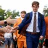 Арч Мэннинг из Texas Longhorns приветствует болельщиков по пути на стадион в субботу