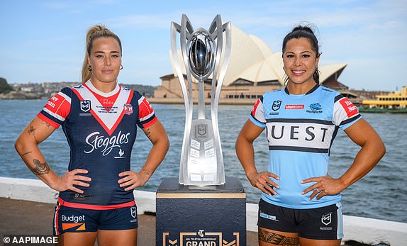 Капитан Sydney Roosters Изабель Келли и капитан Cronulla Sharks Тиана Пенитани позируют фотографу перед пресс-конференцией Гранд-финала NRLW 2024 года на Circular Quay, Сидней, пятница, 4 октября 2024 года. Sydney Roosters сразятся с Cronulla Sharks на воскресном NRLW 2024 года. Гранд Финал. (AAP Image/Дэн Химбрехтс) НЕТ АРХИВИРОВАНИЯ