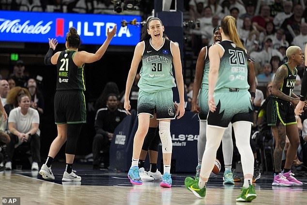 Брианна Стюарт взорвалась в конце третьей игры финала WNBA в среду.