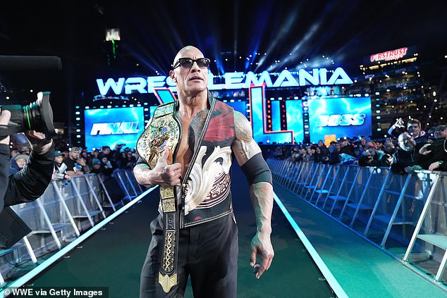 The Rock обсуждает статус WrestleMania 41 с обеспокоенным фанатом на фоне сообщений о том, что легенда ринга может пропустить мероприятие